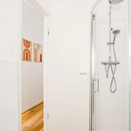 Lovely House ארונה