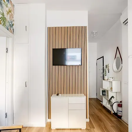 Lovely House ארונה